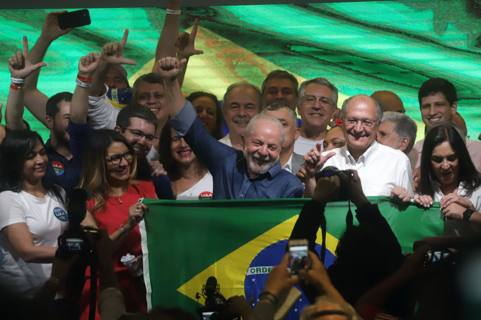 Ngày 30/10/2022, trong bài phát biểu sau khi giành chiến thắng, Tổng thống đắc cử của Brazil Luiz Inacio Lula da Silva (ảnh, giữa) kêu gọi hướng tới "hòa bình và đoàn kết" tại quốc gia đang bị chia rẽ sâu sắc này, cam kết sẽ nỗ lực vì sự thịnh vượng của toàn bộ 215 triệu người dân Brazil, đồng thời nhấn mạnh mục tiêu hội nhập quốc tế và bảo tồn rừng nhiệt đới Amazon. (Ảnh: THX/TTXVN)
