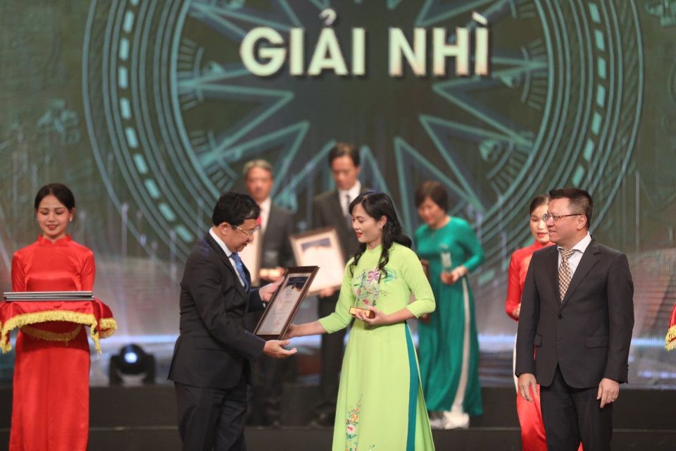 Ban tổ chức trao giải Nhì cho tác giả Cao Thuỳ Giang của Báo Điện tử VietnamPlus (Ảnh: Minh Quyết/TTXVN)