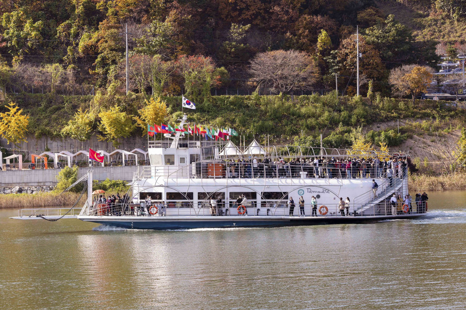 Các chuyến phà đến đảo Nami luôn chật cứng khách. (Ảnh: Anh Nguyên/TTXVN)