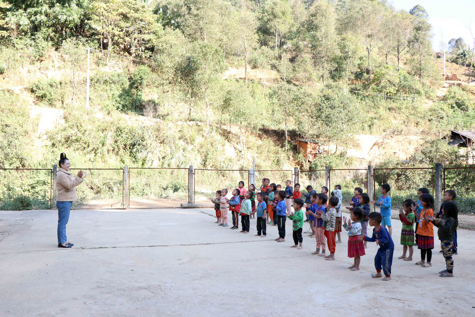 Giờ học thể dục của cô giáo Lường Thị Hồng và các học sinh tại điểm trường Nong Phụ (Trường mầm non Hoa Phong Lan, huyện Sốp Cộp). (Ảnh: Hữu Quyết/TTXVN)