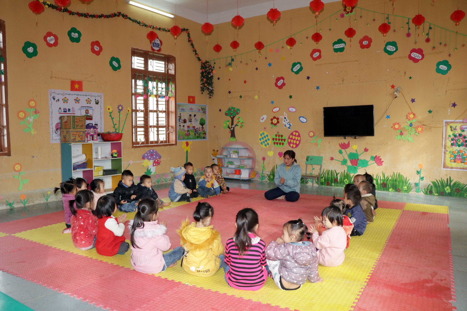 Giờ lên lớp của cô giáo Hà Thị Thâm, Trường mầm non Hoa Phong Lan, xã Mường Lạn. (Ảnh: Hữu Quyết/TTXVN)