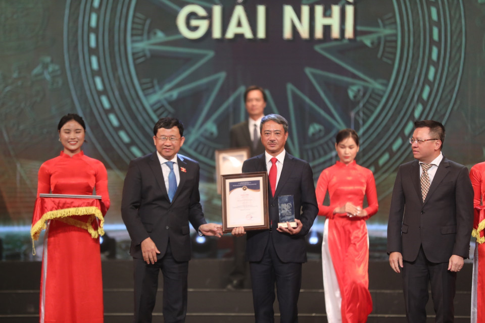 Ban tổ chức trao giải Nhì cho tác giả, nhóm tác giả đoạt giải. (Ảnh: Minh Quyết/TTXVN)