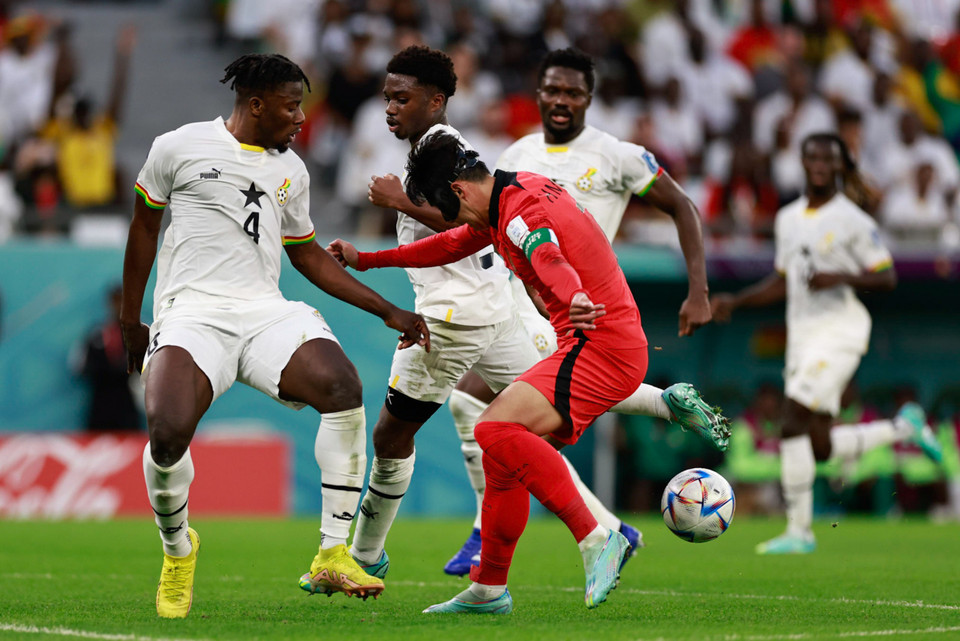 Một pha tranh bóng của Son Heung-min với các cầu thủ Ghana. (Ảnh: Hải An/Vietnam+)