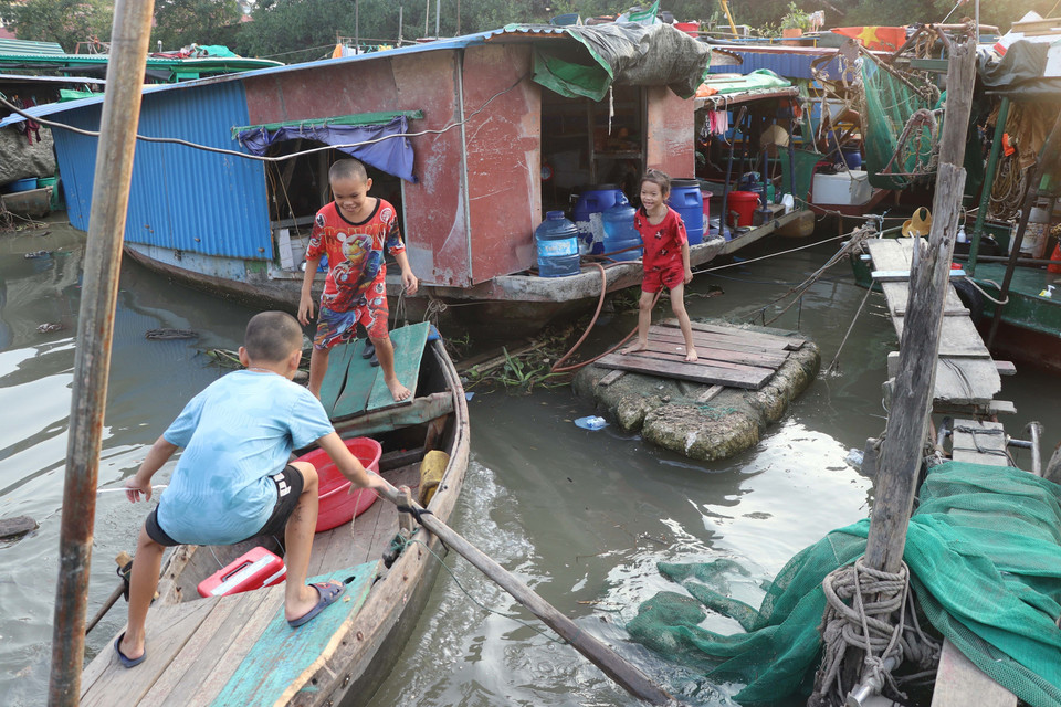 Các hộ dân sinh sống trong làng chài. (Ảnh: Hoàng Ngọc/TTXVN)