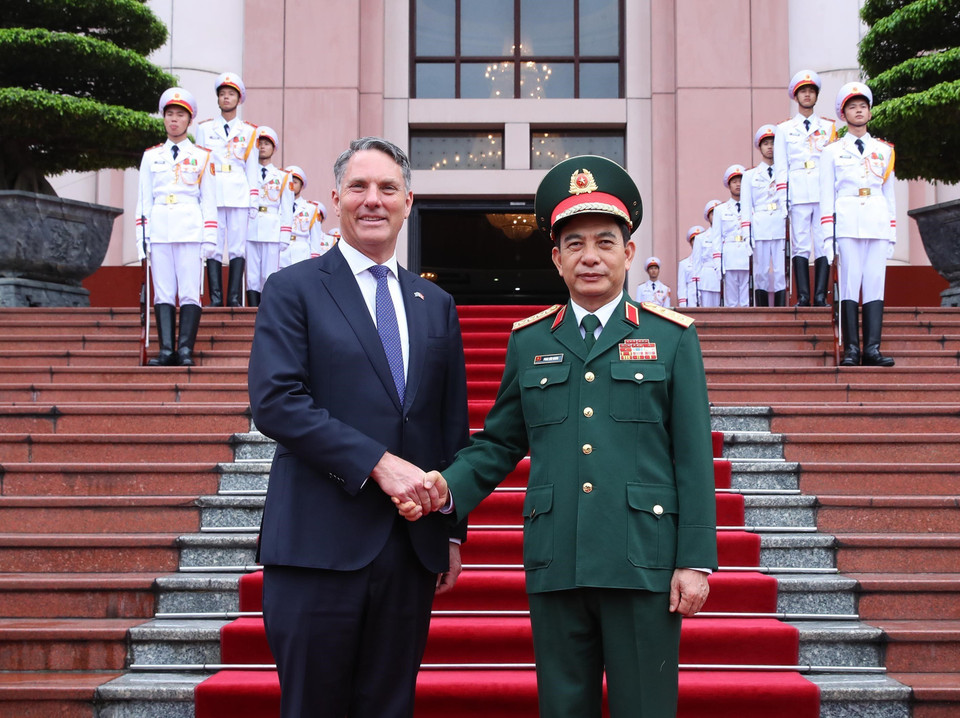 Bộ trưởng Quốc phòng Phan Văn Giang và Phó Thủ tướng, Bộ trưởng Quốc phòng Australia Richard Males tại lễ đón. (Ảnh: Trọng Đức/TTXVN)
