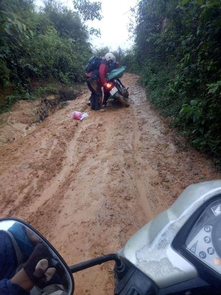 Đường đến điểm trường Nong Phụ (Trường mầm non Hoa Phong Lan) quanh co, nhiều đèo dốc, trơn trượt. (Ảnh: Hữu Quyết/TTXVN)