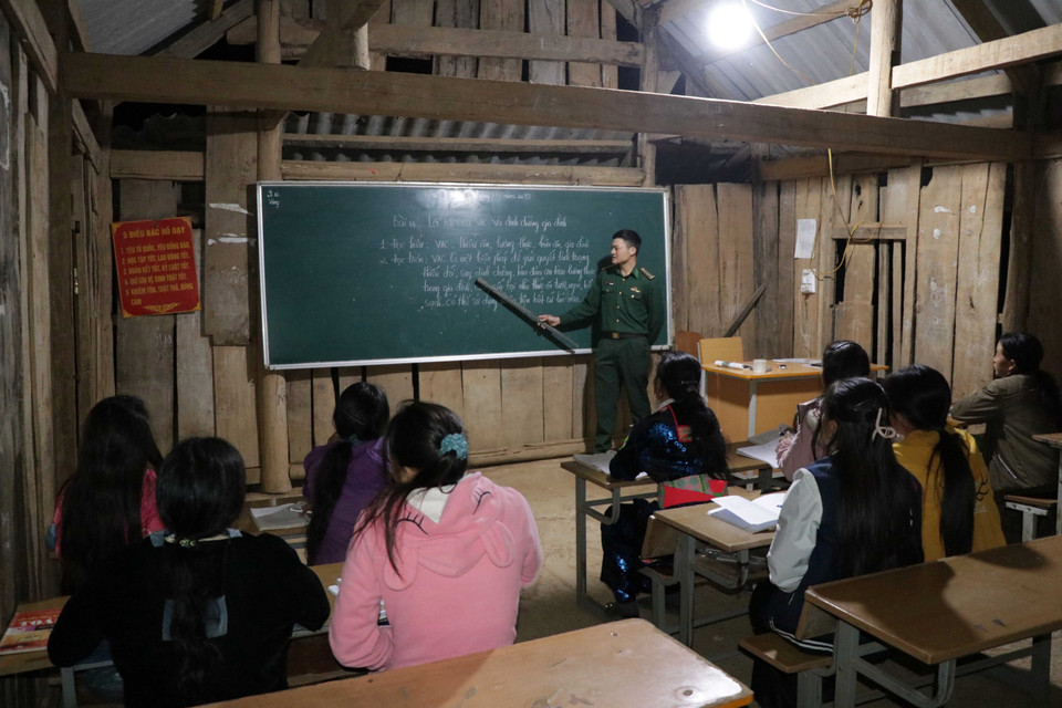 Người thầy đặc biệt, Trung úy Vì Văn Liêm, cán bộ Đồn biên phòng Mường Lạn, giảng dạy cho các học viên. (Ảnh: Hữu Quyết/TTXVN)