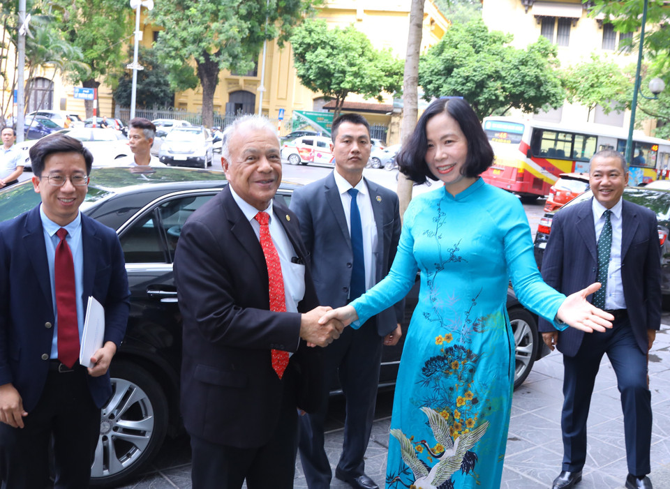 Tổng Giám đốc TTXVN Vũ Việt Trang đón Tổng Bí thư Đảng Lao động Mexico Alberto Anaya Gutierrez. (Ảnh: Văn Điệp/TTXVN)