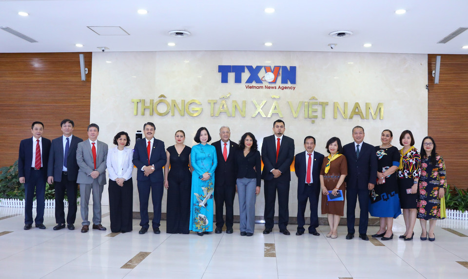 Tổng Giám đốc Thông tấn xã Việt Nam Vũ Việt Trang và Tổng Bí thư Đảng Lao động Mexico Alberto Anaya Gutierrez với các đại biểu chụp ảnh chung. (Ảnh: Văn Điệp/TTXVN)