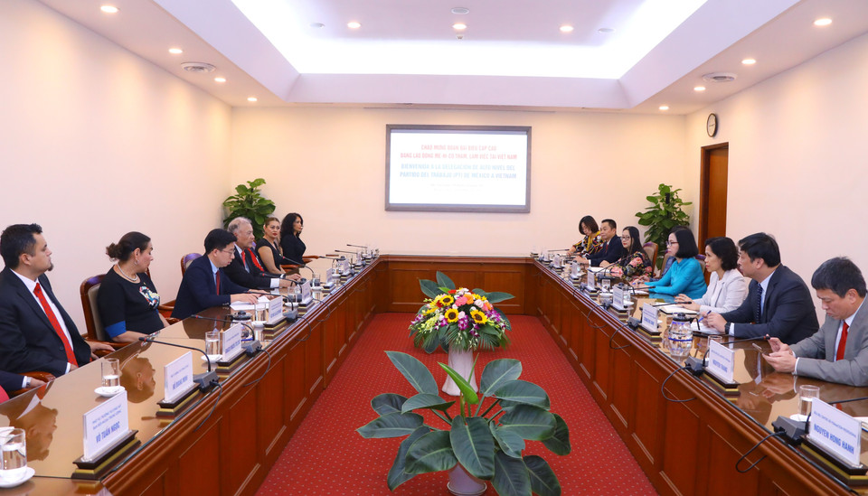 Quang cảnh buổi làm việc giữa Tổng Giám đốc TTXVN Vũ Việt Trang với Tổng Bí thư Đảng Lao động Mexico Alberto Anaya Gutierrez. (Ảnh: Văn Điệp/TTXVN)