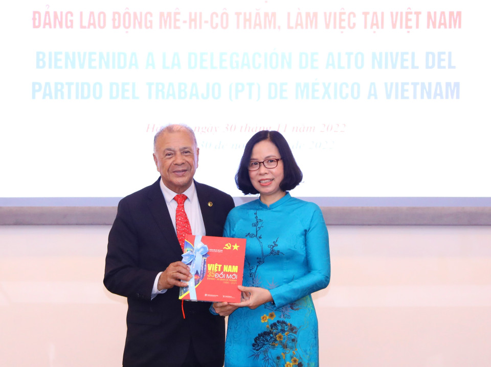 Tổng Giám đốc Thông tấn xã Việt Nam Vũ Việt Trang tặng sách “Việt Nam 35 năm đổi mới” cho Tổng Bí thư Đảng Lao động Mexico Alberto Anaya Gutierrez. (Ảnh: Văn Điệp/TTXVN)