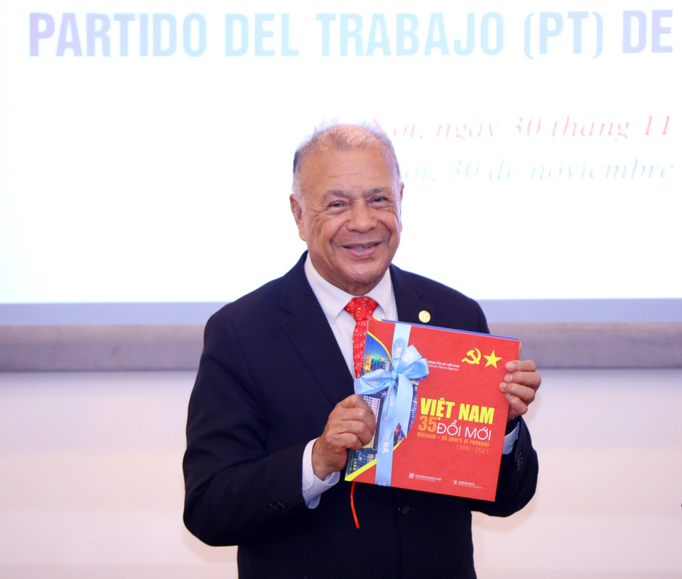 Tổng Bí thư Đảng Lao động Mexico Alberto Anaya Gutierrez với cuốn sách do Tổng Giám đốc Thông tấn xã Việt Nam Vũ Việt Trang tặng. (Ảnh: Văn Điệp/TTXVN)