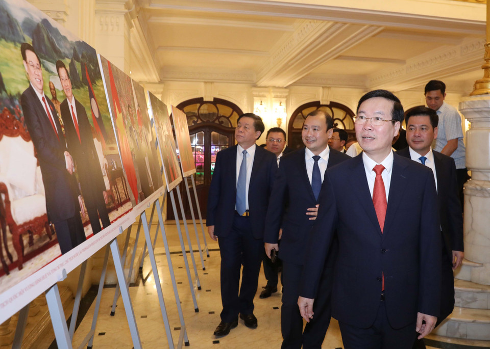 Ông Võ Văn Thưởng, Ủy viên Bộ Chính trị, Thường trực Ban Bí thư và các đại biểu xem trưng bày ảnh tại Lễ trao giải. (Ảnh: Phương Hoa/TTXVN)