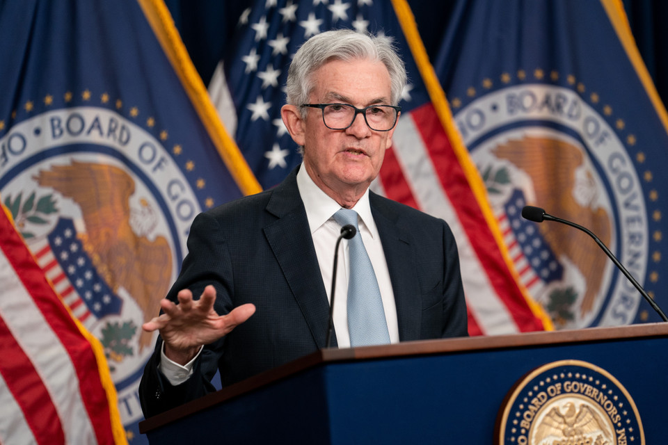 Ngày 2/11/2022, Ủy ban Thị trường Mở Liên bang (FOMC) - hội đồng gồm các quan chức của Cục Dự trữ Liên bang Mỹ (Fed) chịu trách nhiệm về chính sách tiền tệ - đã quyết định nâng biên độ lãi suất cho vay cơ bản của FED lên khoảng 3,75 đến 4%. Đây là lần tăng 0,75 điểm phần trăm thứ tư liên tiếp và là lần tăng lãi suất thứ sáu kể từ tháng 3/2022 của Fed. Trong ảnh: Chủ tịch Fed Jerome Powell trong cuộc họp báo công bố quyết định tăng lãi suất, tại Washington, D.C., ngày 2/11/2022. (Ảnh: AFP/TTXVN)