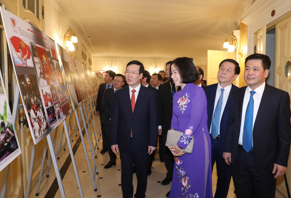 Ông Võ Văn Thưởng, Ủy viên Bộ Chính trị, Thường trực Ban Bí thư và các đại biểu xem trưng bày ảnh tại Lễ trao giải. (Ảnh: Phương Hoa/TTXVN)