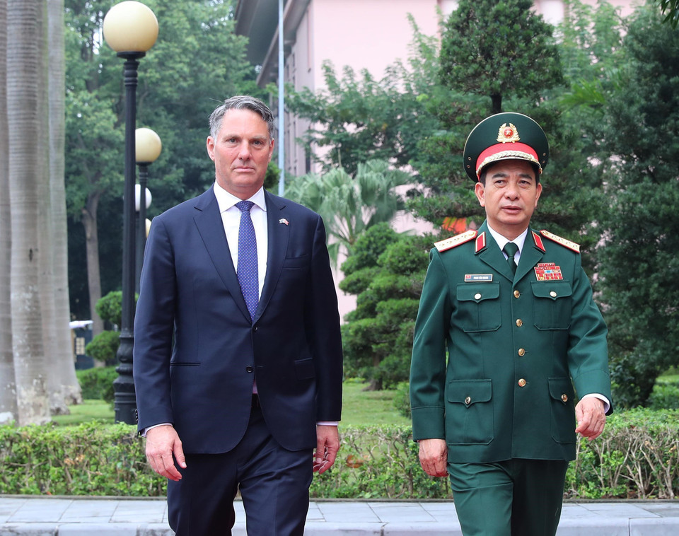 Đại tướng, Bộ trưởng Quốc phòng Phan Văn Giang đón Phó Thủ tướng, Bộ trưởng Quốc phòng Australia Richard Males. (Ảnh: Trọng Đức/TTXVN)
