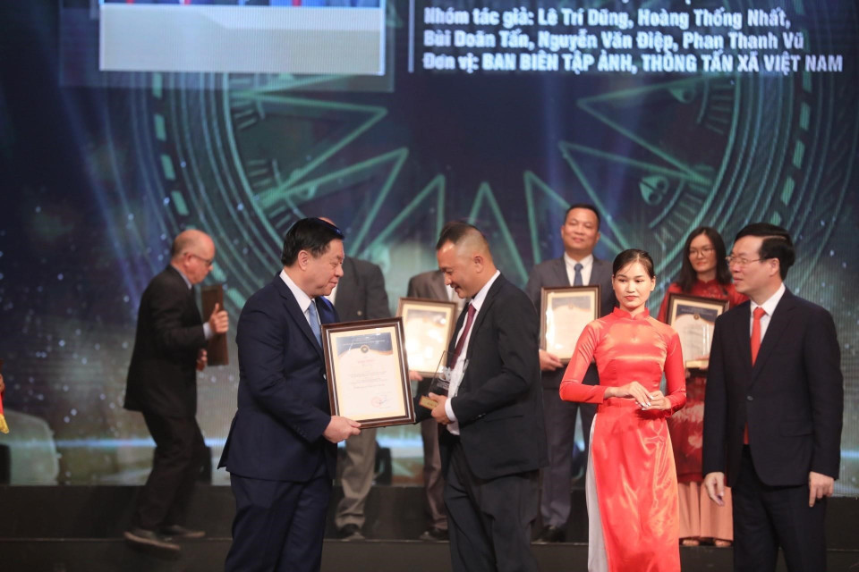 Thường trực Ban Bí thư Võ Văn Thưởng và Trưởng ban Tuyên giáo Trung ương Nguyễn Trọng Nghĩa trao giải Nhất cho nhóm tác giả thuộc Ban Biên tập Ảnh (TTXVN). (Ảnh: Minh Quyết/TTXVN)