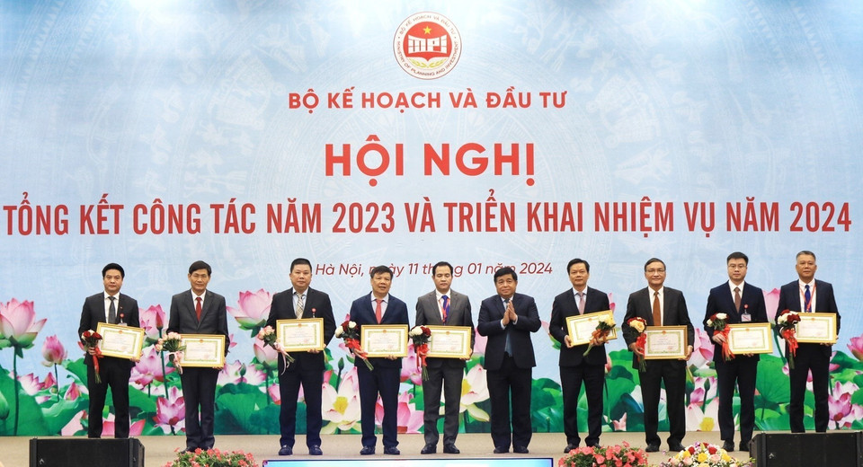 Các tập thể xuất sắc được trao tặng Cờ thi đua của Bộ Kế hoạch và Đầu tư. (Ảnh: Tuấn Anh/TTXVN)