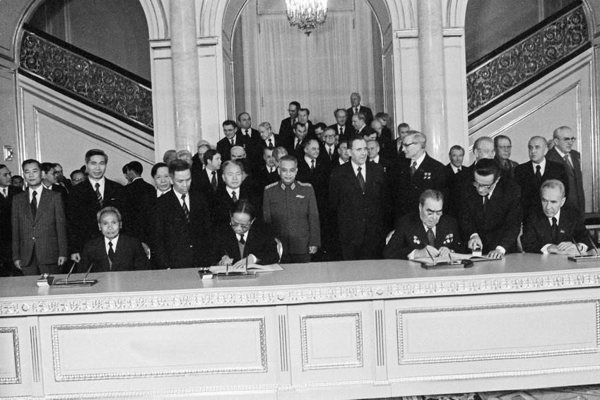 Ngày 4/11/1978, tại Điện Kremlin ở thủ đô Moskva, Tổng Bí thư Lê Duẩn, Thủ tướng Phạm Văn Đồng, Tổng Bí thư Ban chấp hành Trung ương Đảng Cộng sản Liên Xô L.I.Brezhnev ký Hiệp ước Hữu nghị và Hợp tác Việt Nam-Liên Xô, dấu mốc quan trọng trong quan hệ hai nước. (Ảnh: TTXVN)