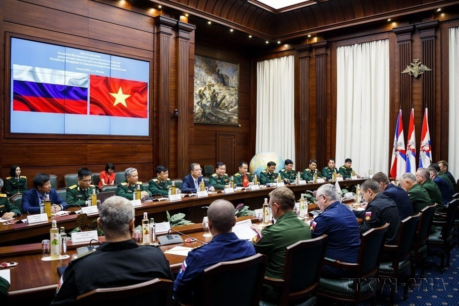 Thượng tướng Aleksandr V. Fomin, Thứ trưởng Quốc phòng Liên bang Nga và Thượng tướng Hoàng Xuân Chiến, Thứ trưởng Quốc phòng Việt Nam đồng chủ trì Đối thoại Chiến lược Quốc phòng Việt Nam-Liên bang Nga lần thứ 6 (Nga, 2023). (Ảnh: TTXVN)