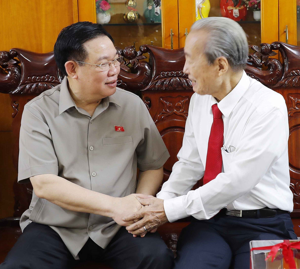 Chủ tịch Quốc hội Vương Đình Huệ thăm hỏi thân nhân cố Chủ tịch Quốc hội Nguyễn Hữu Thọ. (Ảnh: Nhan Sáng/TTXVN)