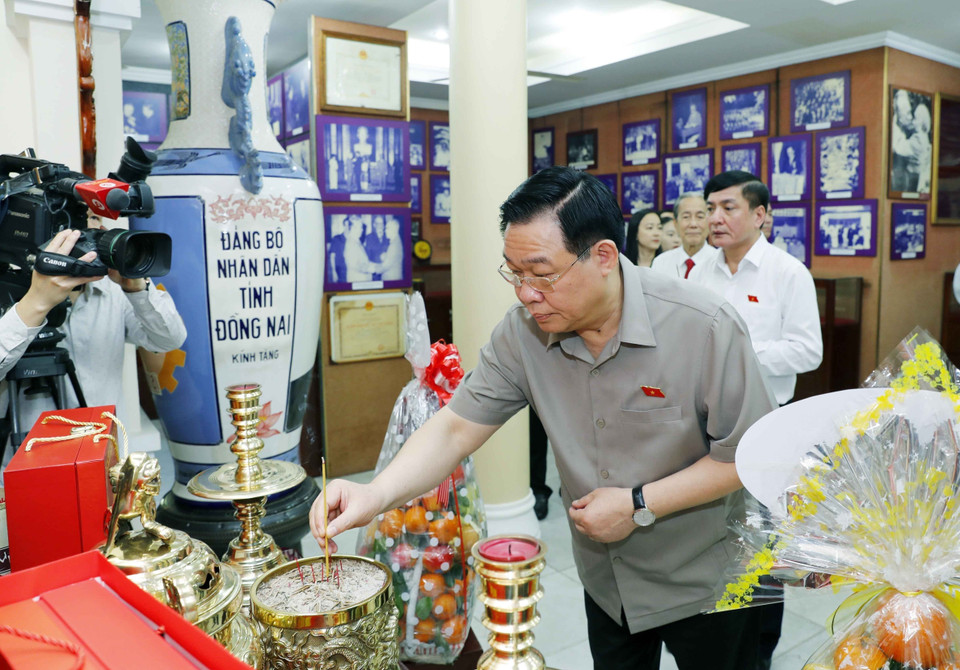 Chủ tịch Quốc hội Vương Đình Huệ thắp hương tưởng niệm cố Chủ tịch Quốc hội Nguyễn Hữu Thọ. (Ảnh: Nhan Sáng/TTXVN)