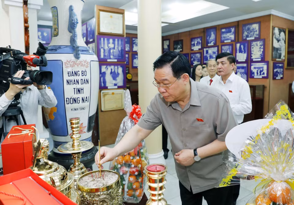 Chủ tịch Quốc hội Vương Đình Huệ thắp hương tưởng niệm cố Chủ tịch Quốc hội Nguyễn Hữu Thọ. (Ảnh: Nhan Sáng/TTXVN)