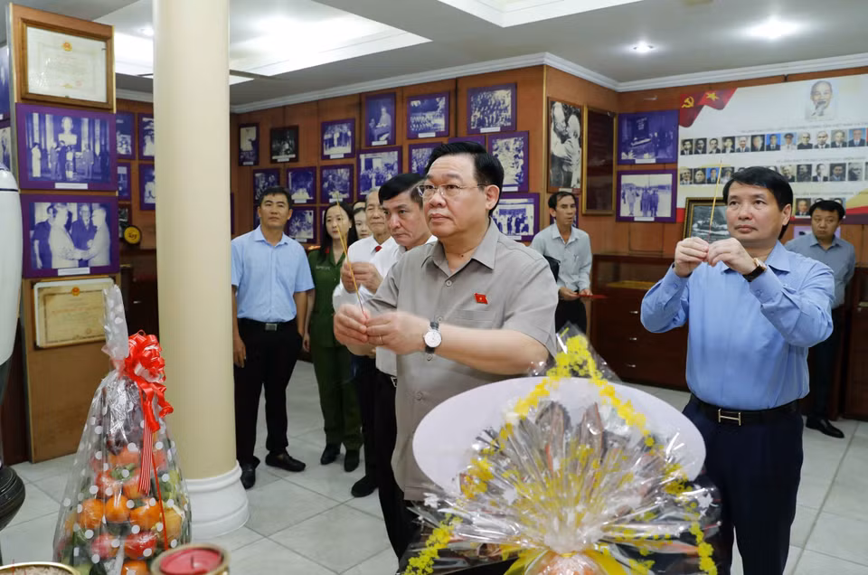 Chủ tịch Quốc hội Vương Đình Huệ thắp hương tưởng niệm cố Chủ tịch Quốc hội Nguyễn Hữu Thọ. (Ảnh: Nhan Sáng/TTXVN)