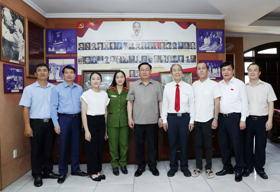 Chủ tịch Quốc hội Vương Đình Huệ với gia đình cố Chủ tịch Quốc hội Nguyễn Hữu Thọ. (Ảnh: Nhan Sáng/TTXVN)