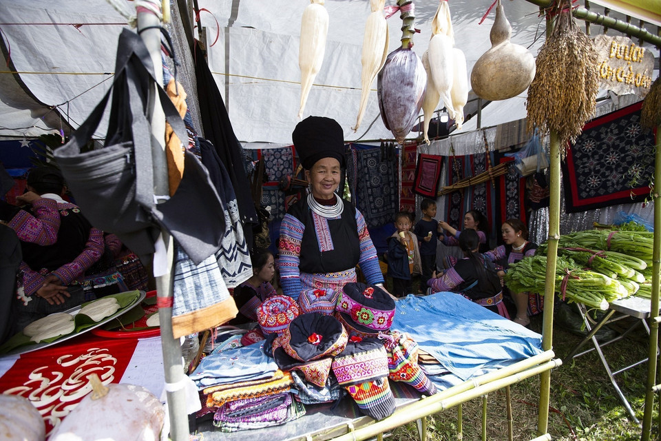 Một gian hàng bán đồ thổ cẩm của người Mông tại Lễ hội Gầu Tào. (Ảnh: Trọng Đạt/TTXVN)