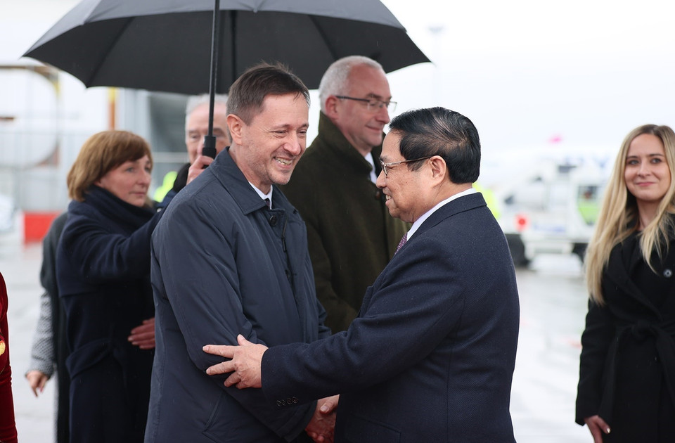 Lễ đón Thủ tướng Phạm Minh Chính và Phu nhân tại Sân bay Quốc tế Ferenc Liszt, Thủ đô Budapest. (Ảnh: Dương Giang/TTXVN)