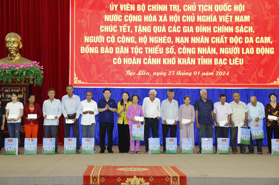 Chủ tịch Quốc hội Vương Đình Huệ tặng quà các đối tượng chính sách tỉnh Bạc Liêu. (Ảnh: Nhan Sáng/TTXVN)