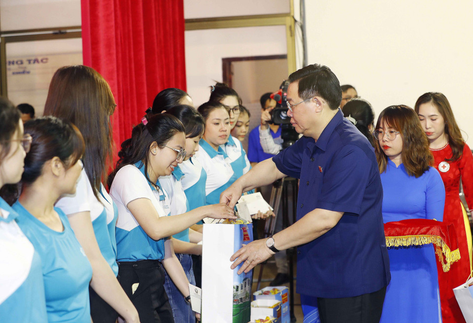 Chủ tịch Quốc hội Vương Đình Huệ tặng quà công nhân lao động tỉnh Bạc Liêu. (Ảnh: Nhan Sáng/TTXVN)