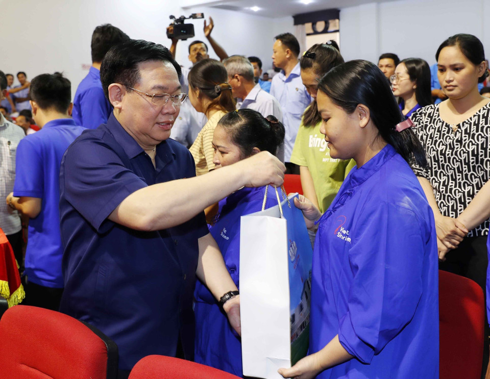 Chủ tịch Quốc hội Vương Đình Huệ tặng quà công nhân lao động tỉnh Bạc Liêu. (Ảnh: Nhan Sáng/TTXVN)