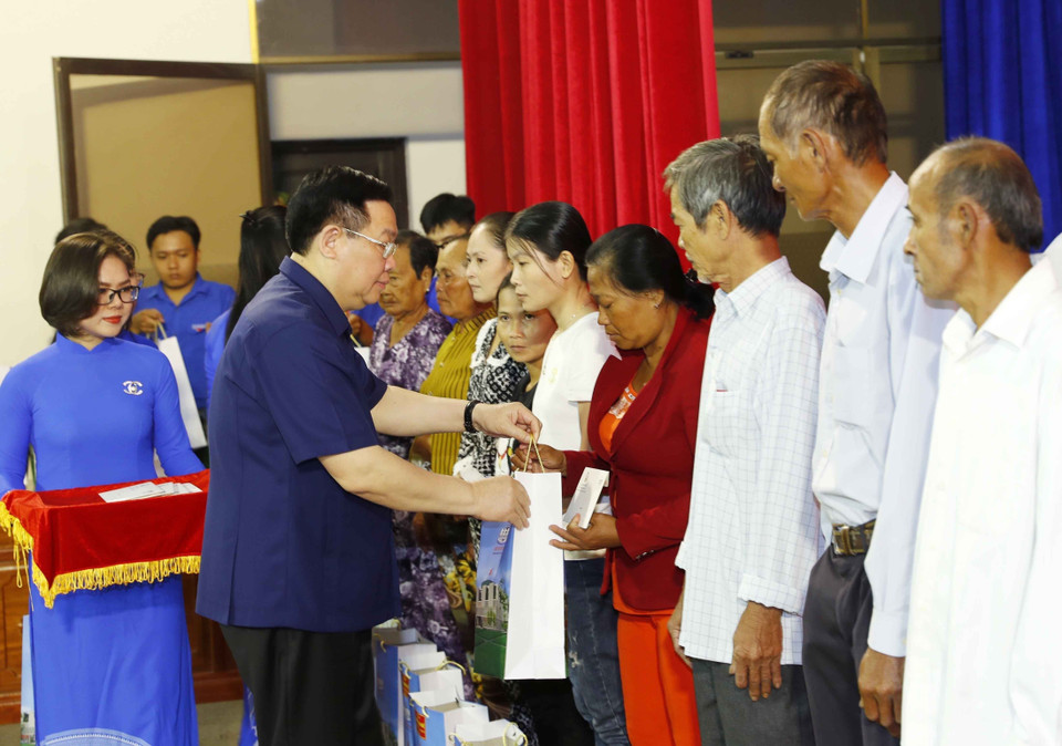 Chủ tịch Quốc hội Vương Đình Huệ tặng quà các đối tượng chính sách tỉnh Bạc Liêu. (Ảnh: Nhan Sáng/TTXVN)
