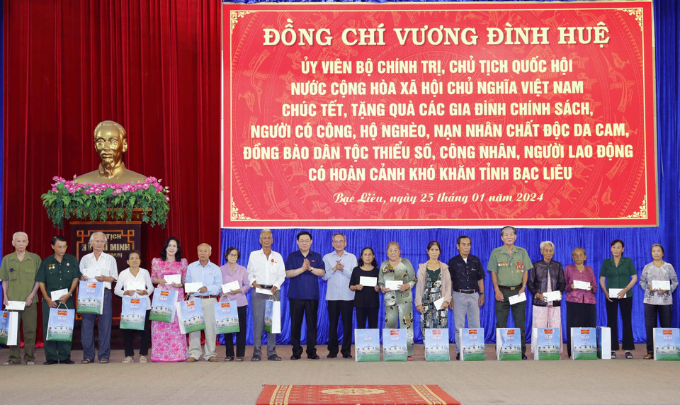 Chủ tịch Quốc hội Vương Đình Huệ tặng quà các đối tượng chính sách tỉnh Bạc Liêu. (Ảnh: Nhan Sáng/TTXVN)