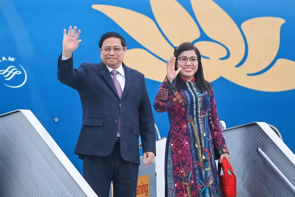 Chiều 18/1 (giờ địa phương), Thủ tướng Phạm Minh Chính và Phu nhân cùng Đoàn Đại biểu Cấp cao Việt Nam đến Thủ đô Budapest, bắt đầu chuyến thăm chính thức Hungary theo lời mời của Thủ tướng Viktor Orbán. (Ảnh: Dương Giang/TTXVN)