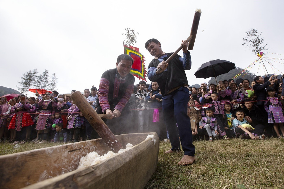Các chàng trai, cô gái bản Mông trong phần thi giã bánh dày - món đặc sản mà người Mông Hòa Bình hay làm vào những dịp lễ tết. (Ảnh: Trọng Đạt/TTXVN)