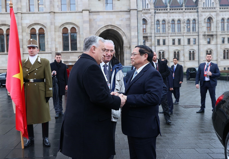 Thủ tướng Hungary Viktor Orbán đón Thủ tướng Phạm Minh Chính. (Ảnh: Dương Giang/TTXVN)