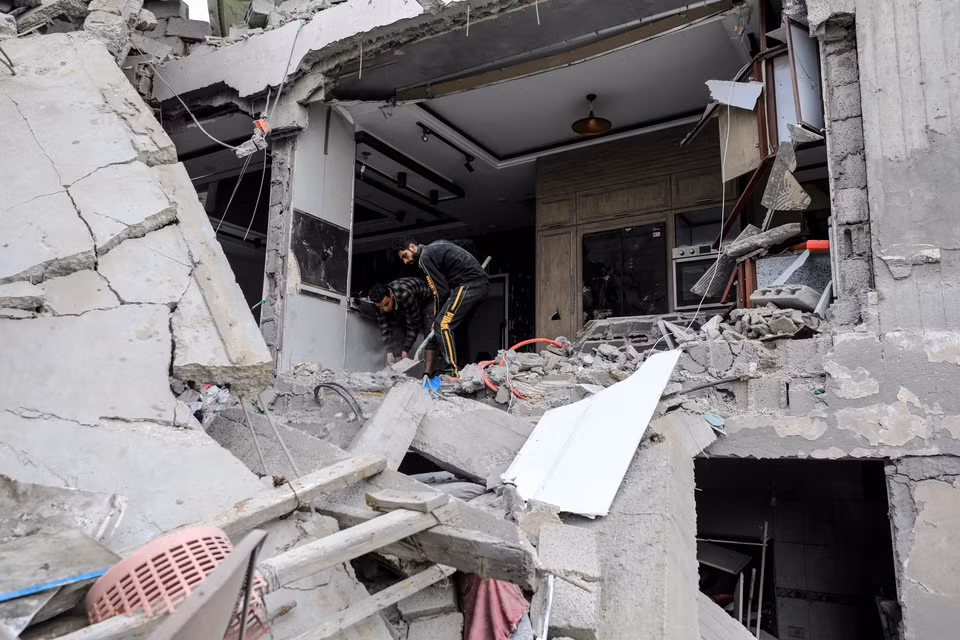 Tòa nhà bị phá hủy sau cuộc không kích của Israel xuống Rafah, Dải Gaza, ngày 17/1/2024. (Ảnh: THX/TTXVN)