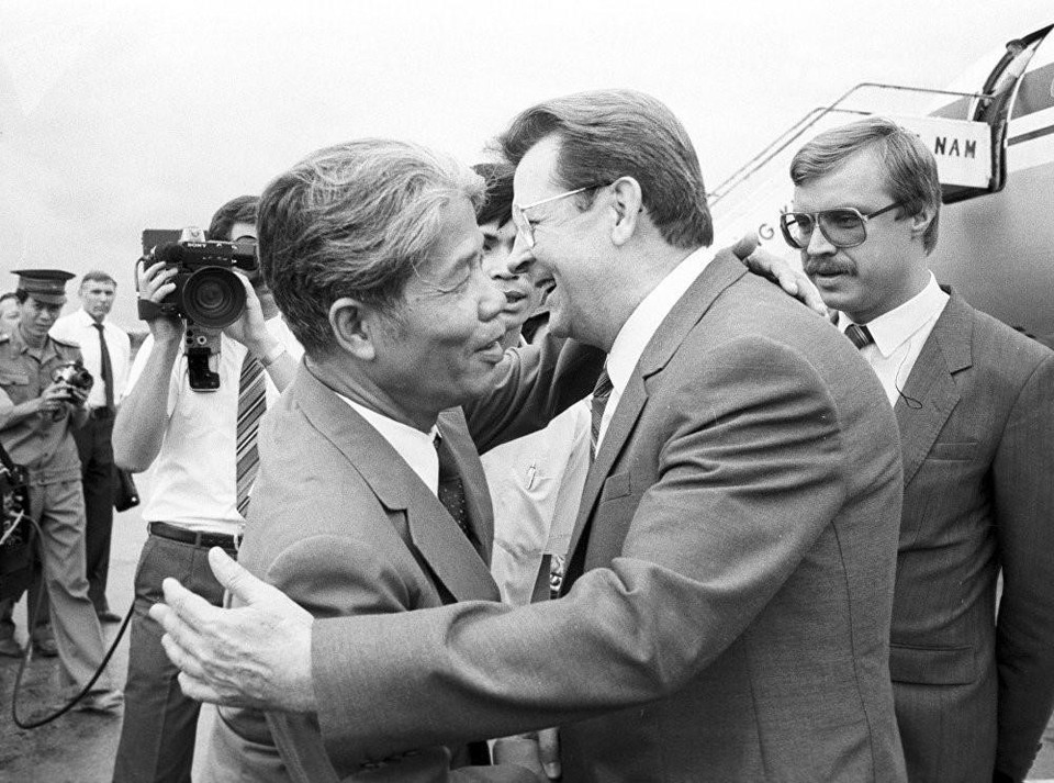 Phó Chủ tịch Hội đồng Bộ trưởng Đỗ Mười đón Ủy viên Bộ Chính trị Đảng Cộng sản Liên Xô, Chủ tịch Hội đồng Bộ trưởng Vitaly Vorotnikov sang dự lễ kỷ niệm lần thứ 40 Ngày Quốc khánh Việt Nam, ngày 30/8/1985. (Ảnh: Tư liệu-TTXVN phát)