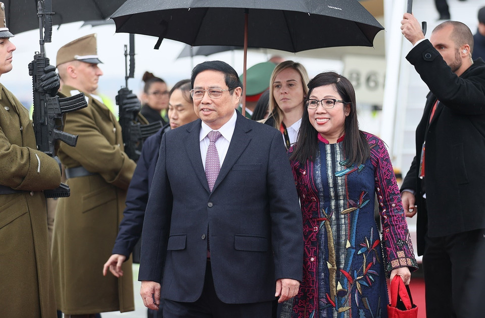 Lễ đón Thủ tướng Phạm Minh Chính và Phu nhân tại Sân bay Quốc tế Ferenc Liszt, Thủ đô Budapest. (Ảnh: Dương Giang/TTXVN)