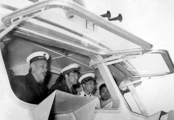 Chủ tịch Hồ Chí Minh và Anh hùng Vũ trụ Liên Xô German Titov tham quan Vịnh Hạ Long (1962). (Ảnh: Tư liệu TTXVN)