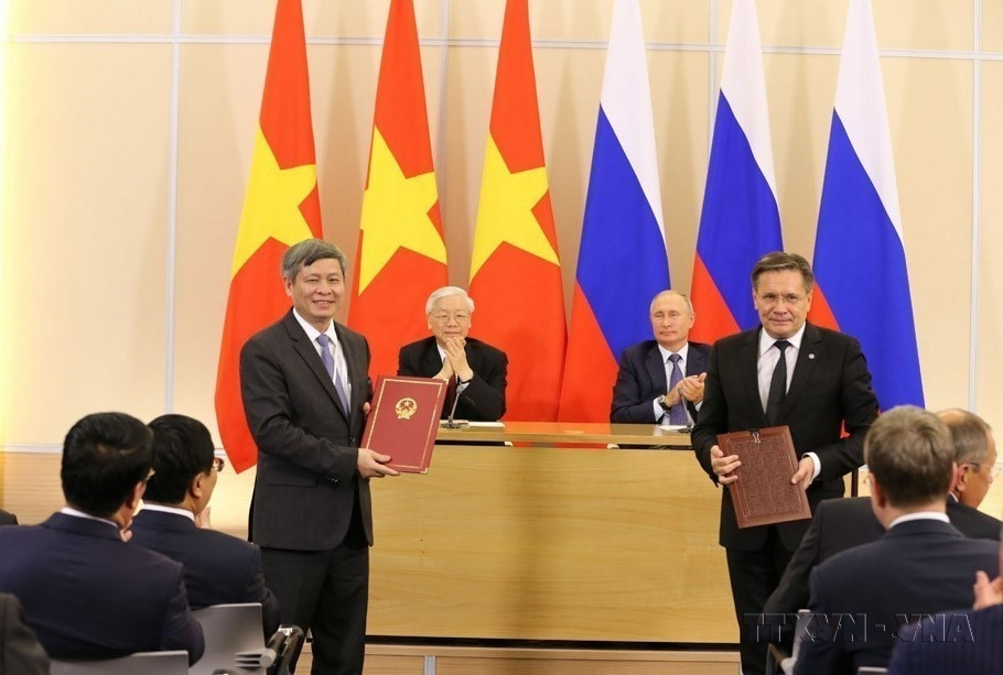 Tổng Bí thư Nguyễn Phú Trọng và Tổng thống Vladimir Putin chứng kiến Lễ ký Bản ghi nhớ giữa Bộ Khoa học và Công nghệ với Tập đoàn Năng lượng Nguyên tử Quốc gia Nga (Rosatom) về định hướng dư luận đối với dự án Trung tâm Khoa học và Công nghệ hạt nhân (2018). (Ảnh: Trí Dũng/TTXVN)