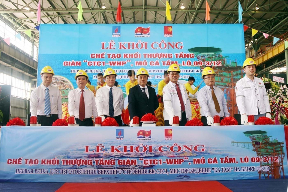 Tổ hợp nhà thầu gồm: Vietsovpetro, Tổng Công ty Thăm dò khai thác dầu khí (PVEP) và Tập đoàn Bitexco khởi công chế tạo khối thượng tầng Giàn khai thác CTC1-WHP trong dự án phát triển khai thác mỏ dầu Cá Tầm, lô 09/3-12 (2018). (Ảnh: Đoàn Mạnh Dương/TTXVN)