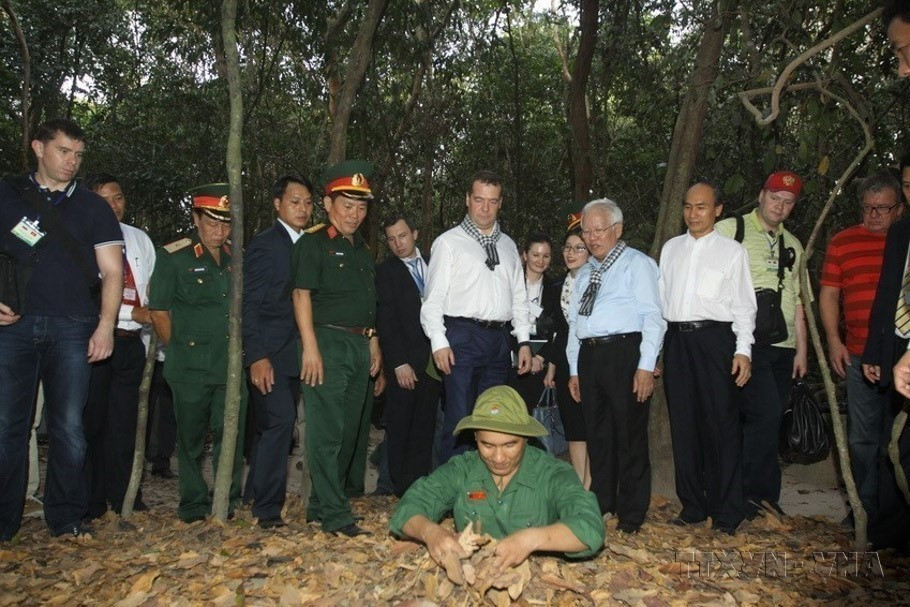 Thủ tướng Nga Dmitry Medvedev thăm Khu di tích địa đạo Củ Chi-Thành phố Hồ Chí Minh (2015). (Ảnh: Thanh Vũ/TTXVN)