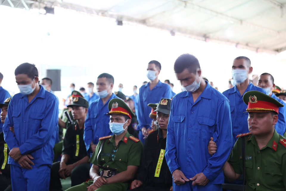 Các bị cáo nghe tòa tuyên án. (Ảnh: TTXVN)