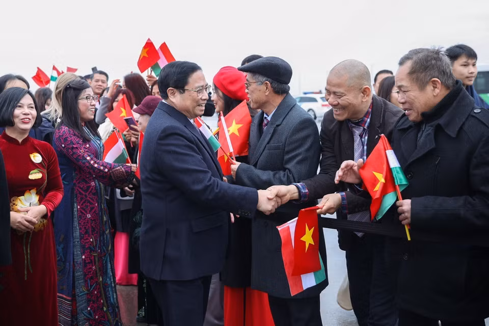 Cán bộ, nhân viên Đại sứ quán và Kiều bào đón Thủ tướng Phạm Minh Chính và Phu nhân tại Sân bay Quốc tế Ferenc Liszt, Thủ đô Budapest. (Ảnh: Dương Giang/TTXVN)