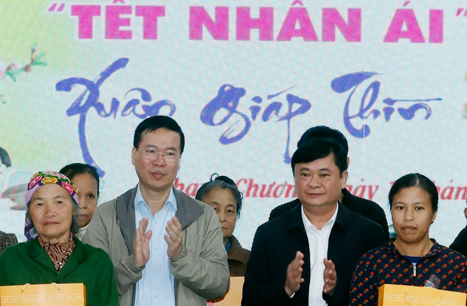 Chủ tịch nước Võ Văn Thưởng tặng quà cho người có hoàn cảnh khó khăn. (Ảnh: Thống Nhất/TTXVN)