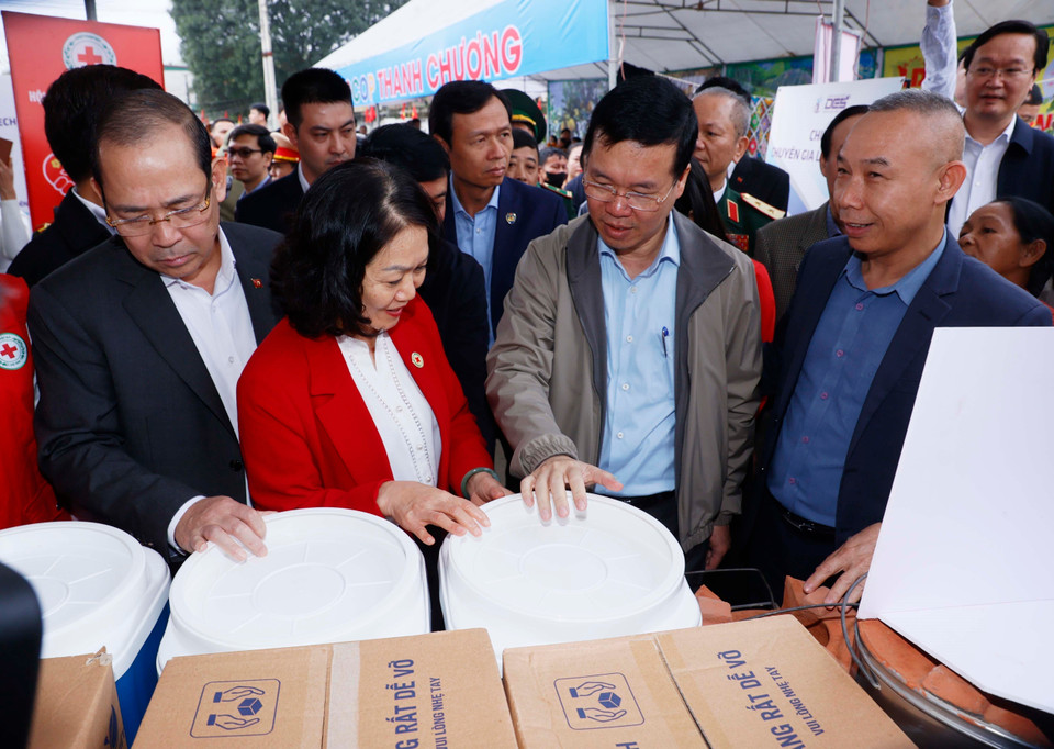 Chủ tịch nước Võ Văn Thưởng với các đại biểu tham dự chương trình. (Ảnh: Thống Nhất/TTXVN)